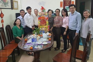 市委民運處領導向華人幹部王沛川拜年