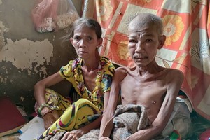 患上肺癆的高氏玉香與阮文山在窄小租房內。