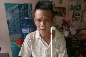 陳志民每天靠盲人棍去賣彩票。