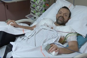 冰島男子費利克斯在接受全球首例雙臂連肩膀移植手術後，正在康復中。（圖源：AFP）