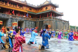 在午門重現阮朝的頒曆儀式。