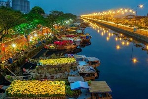 絢麗多彩的“岸上船下”春花市。（圖源：阮晉記）