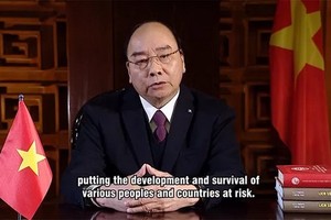 阮春福總理以視頻方式出席線上氣候適應峰會並發表講話。（圖源：越南與世界報）