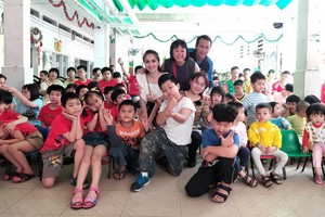 慈善團與舊邑郡兒童養育輔助中心的兒童們合照。