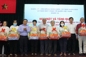 市、郡領導向具威信少數民族同胞贈送新年禮物。