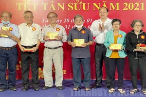 市委副書記阮胡海出席向第三郡優撫家庭贈送春節禮物。（圖源：市黨部新聞網）