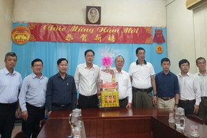 本市與第五郡越南祖國陣線委員會領導向穗城會館拜年。