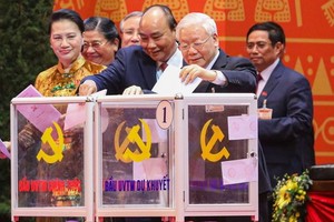 黨中央總書記、國家主席阮富仲、政府總理阮春福、國會主席阮氏金銀與各代表投票選舉第十三屆黨中央執委會。（圖源：曰鐘）