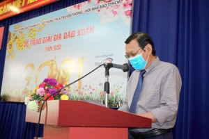 市新聞工作者副主席阮晉豐在2021辛丑年春刊封面獎頒發儀式上致詞。（圖源：武卓）