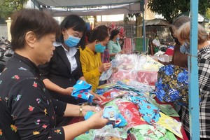 第五郡向婦孺與勞動者贈送禮物