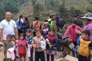 在老街偏遠山區給小朋友派冷衣。