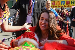 阿德恩出席當地華人“新春花市同樂日”活動。（圖源：新華社）