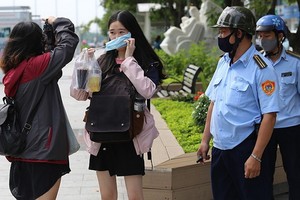 職能力量在勸導一名市民外出務必佩戴口罩。（圖源：黃江）