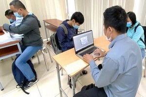 企業在線辦理海關申報手續。