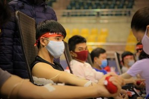 眾多熱心年輕人踴躍前來捐血救人奉獻愛心。（圖源：淮南）