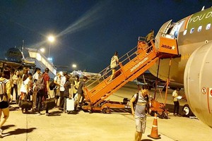 各家航空公司加設夜間航班，為乘客提供更多廉價機票。