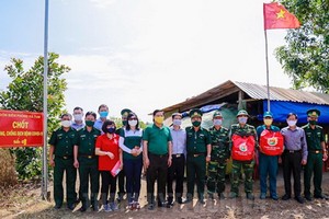 市邊防部隊指揮部工作團向正在西寧省邊防部隊工作的本市邊防幹部、戰士送春節禮物並慰問。（圖源：市黨部新聞網）