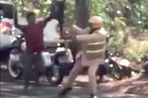 一名男子高舉菜刀追砍一名交警。（圖源：視頻截圖）