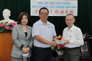 許智豪副會長(左二)與陳佩淳秘書長向范興主任(右)轉交善款。