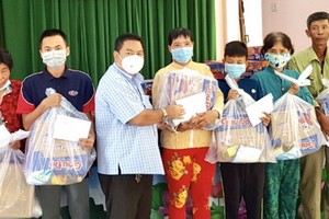 丁文森（左三）向同塔窮人贈送禮物。