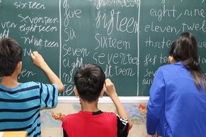 孩子們學習英語。