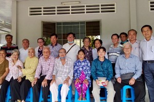 探望團與諸位華運基層家庭合照留念。