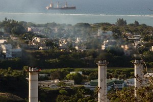 毛里求斯路易港的一座火力發電廠正造成這個印度洋島嶼的溫室氣體排放。（圖源：UNDP）