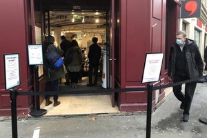 法國購物場所實行加強限制客流等防疫措施。（圖源：互聯網）