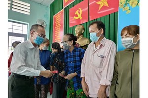 范興主任向平政縣同胞贈送禮物代金。