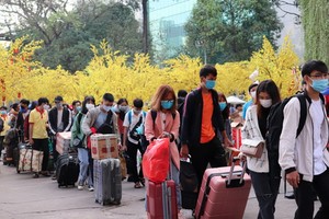 大學生們拖著行李箱上車回鄉過年。（圖源：阮景）