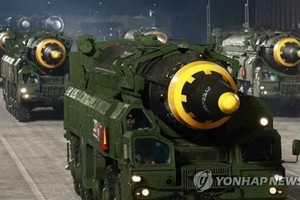 2020年10月10日，朝鮮舉行慶祝建黨節75週年的閱兵儀式。圖為亮相閱兵式的中遠程彈道導彈。 （圖源：韓聯社）