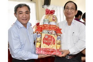 市民族處主任黃文鴻玉向人民藝人、華人著名書畫家張漢明贈送禮物。