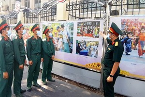 本市武裝力量觀展。