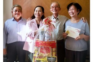 市委副書記、市人民議會主席阮氏麗(左二)向陳健智老前輩(右二)拜年。
