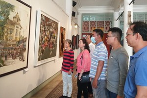 華人畫家，會員觀看畫展。