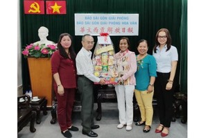 范興主任(左二)接受代表團贈送禮物。