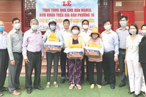 崇正理事們向地方窮人贈送禮物。