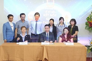 第五、六與十一郡商會代表簽署合作協議。