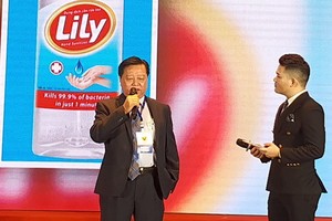 梁萬榮先生（左）在優質國貨企業表彰儀式上接受採訪。