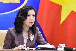 外交部發言人黎氏秋姮在記者會上發言。（圖源：阮紅）