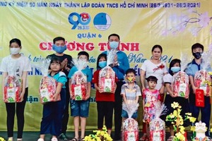 黄明福厚主席与與曾廣健向貧困民族青少年贈送禮物。