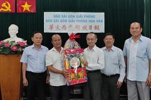 范興主任(右三)接受第八郡代表團的賀禮。