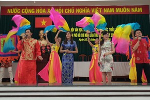 華人歌舞節目慶祝第六屆大會。