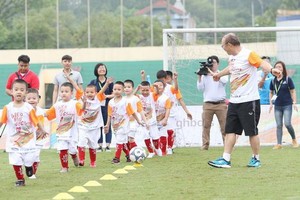 朴恆緒主教練正培訓小球員。