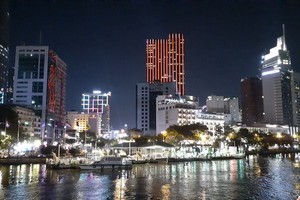 西貢河畔夜景。
