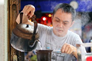 林國雄為客人沖咖啡。