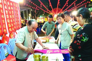 人民藝人張路現場展示書法。 (海韻 攝)