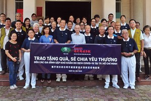 慈濟與報社配合行善後合影。