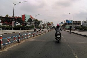 圖為2月17日早8時許，銜接第一郡和平盛郡的氏藝橋上車輛寥寥無幾，暢通無阻行駛。（圖源：文明）