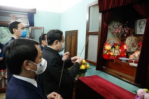 越南祖國陣線中央委員會主席陳清敏（右）在胡志明主席遺跡區67號住房上香緬懷胡志明主席。（圖源：Baochinhphu.vn）